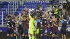 Los jugadores de la SD Huesca saludan a la afición tras imponerse al Eibar.