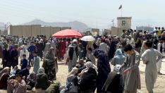 Personas esperando en el aeropuerto de Kabul.