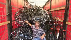David Saiz, en uno de los camiones con los que traen las bicis a España.