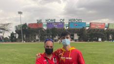 Pol Oriach, junto a Phondy, su entrenador, en Nairobi.