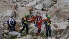 Imagen del rescate de un montañero en el pico Balaitus que tuvo que se trasladado en camilla hasta el helicóptero.