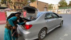 Los talibanes inspeccionan un vehículo en Kabul.
