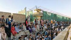 Miles de afganos esperan en las inmediaciones del aeropuerto de Kabul a ser evacuados del país.