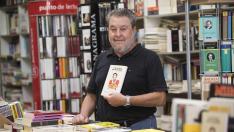 Manuel Contreras, con su libro ‘Los arroces que he comido’, en la librería Antígona.