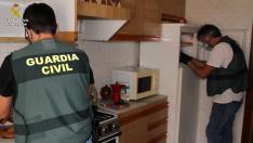 La Guardia Civil, durante el registro de la vivienda que servía de laboratorio en Cella.