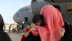 Afganos evacuados llegan a la base de Rota.