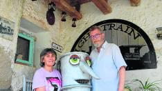 Araceli Gil y Domingo Castillo con su personaje Oleíco.