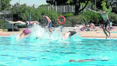 Un grupo de chavales se lanza a la piscina en las instalaciones del Actur, ayer, en el último día de apertura del verano.