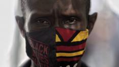 El portavoz del sindicato de manteros y miembros de la Asociación de los Sin Papeles, Serigne Mbaye, participa en una concentración frente al Ministerio del Interior para exigir la reforma del Reglamento de Extranjería.
