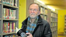 José Verón en 2019, en su querida biblioteca de Calatayud, con su libro 'Satirologio'.