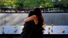 Dos mujeres abrazadas ante el memorial por las víctimas del 11-S USA 9/11 20TH ANNIVERSARY