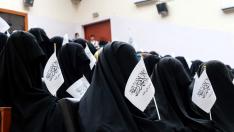 Mujeres pro-talibán escuchan una arenga en un aula de la univesidad antes de una manifestación.
