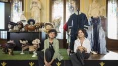 Araceli Sancho, izquierda, y Manuel Tejero-Garcés, en Zaragoza, con prendas usadas en películas y series.