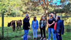 El consejero Olona, primero por la izquierda, en el parque Lacuniacha este viernes.