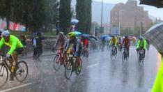 Fuerte lluvia en la salida de la Quebrantahuesos.