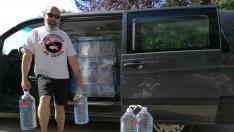 Jorge Agustí, vecino de Lierta, con el agua que cada jueves lleva el alguacil.