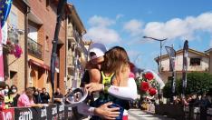 La pareja se funde en un abrazo tras el gesto romántico.