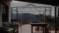 La lava, a las puertas de una vivienda en Todoque
