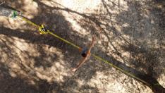 Para empezar a hacer ‘slackline’ se ha de colocar una cinta de al menos cinco centímetros y 15 metros de largo a 1,10 metros del suelo entre dos árboles.