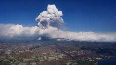 La gran nube de humo se eleva a una gran altura sobre el volcán de La Palma.