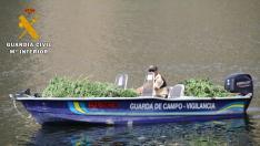 Una barca de la Guardia Civil con marihuana incautada.
