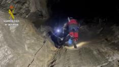 Momento del rescate del espeleólogo zaragozano en una cueva de Villanúa.