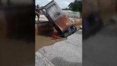 Muere una mujer en Tailandia al derrumbarse el puente por el que circulaba