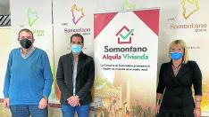El técnico del Somontano Alquila, Manuel Lorente, el presidente del Somontano, Daniel Gracia, y Tania Castañera, consejera.