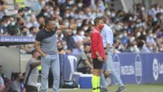 Ambriz da indicaciones a los jugadores de la SD Huesca durante el encuentro con el Tenerife.