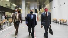 Los abogados de la acusación, ayer al salir de la decaración de la exministra.