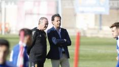 Juan Ignacio Martínez 'Jim', el entrenador del Real Zaragoza, charla con el jefe médico del club, Ireneo de los Mártires, al inicio del entrenamiento de este miércoles.