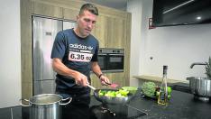 Alberto Zapater cocina un plato de verduras.