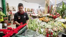 La Cruz de Lorena se confecciona en la floristería Gálvez, en Las Fuentes, desde hace más de 40 años.