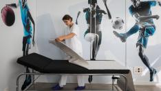 Zoe Hernández, en plena faena como fisioterapeuta.