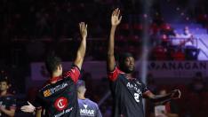 El escolta del Casademont Zaragoza Matt Mobley salta a la pista durante la presentación de los equipos.