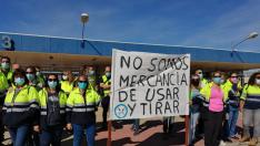 Protesta ayer de los trabajadores de IDL a las puertas de la factoría zaragozana de PSA.