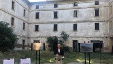 Jorge Azcón, alcalde de Zaragoza en la futura residencia de estudiantes de Pontoneros.
