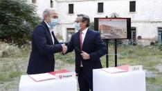 El alcalde de Zaragoza, Jorge Azcón, y el director de Inversiones y director general de la Península Ibérica de Xior Student Housing, Bastiaan Grijpink, tras la firma del acuerdo.