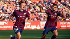 Jaime Seoane celebra seguido por Florian Miguel el segundo de sus goles en la victoria ante el Girona.