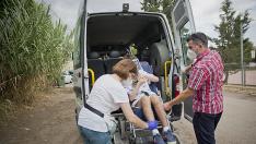Un niño con discapacidad es transportado al colegio en Calatayud.