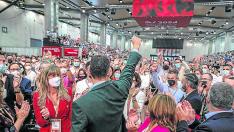 El líder del PSOE saluda ayer a los dirigentes y miltantes del partido.