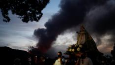 Procesión de la Virgen del Pino, en El Paso, para pedir el cese de la acción devastadora del volcán