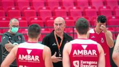 Jaume Ponsarnau, entrenador del Casademont, se dirige a Javi García y Aleix Font.