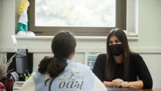 La psicóloga Lidia Torrecilla atiende a un paciente en su despacho de la Asociación Aragonesa Pro-Salud Mental.