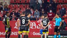 Los jugadores del Real Zaragoza aguardan la anulación del VAR de uno de los dos goles que marcó irregularmente el Girona y no subieron al marcador.