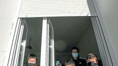 Los cincos escolares de Farlete, junto a su profesor, en la ventana de la escuela unitaria.