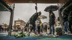 Varias personas colocan flores en memoria del niño asesinado, en el parque Entre Ríos de Lardero.