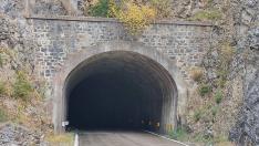 Entrada al segundo túnel del Congosto de Obarra, en la A-1605.