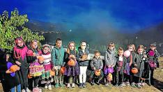 Un grupo de niños y niñas disfrazados en la noche de Halloween en Aínsa.