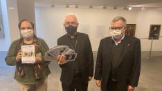 El obispo de Barbastro, Ángel Pérez, junto a la vice administradora Marta Calavera y al administrador José Huerva.